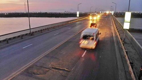 Mặt cầu Thăng Long xuống cấp, rung bần bật khi xe ô tô đi qua