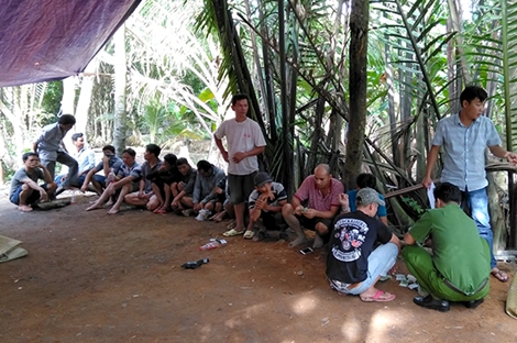 Công an nổ súng triệt phá tụ điểm đá gà ven sông Bảo Định