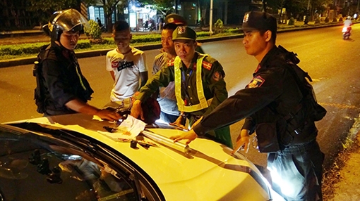 Kiểm tra giao thông phát hiện đối tượng mua bán ma túy, tàng trữ súng