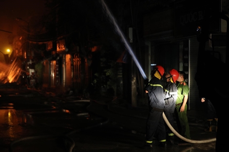 Cháy lớn tại kho của công ty bóng đèn phích nước Rạng Đông