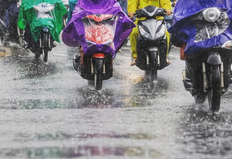 Bão Podul di chuyển nhanh đi vào Biển Đông