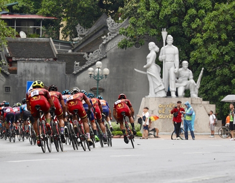 Cua rơ Hàn Quốc về nhất sau 30 vòng đua quanh hồ Hoàn Kiếm