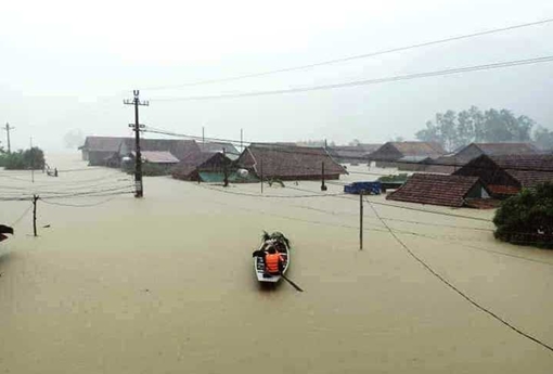 Hàng ngàn hộ dân bị chia cắt trong rốn lũ Quảng Bình, 2 người tử vong