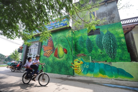 Dạo bước ngôi làng bích họa đầu tiên của Hà Nội