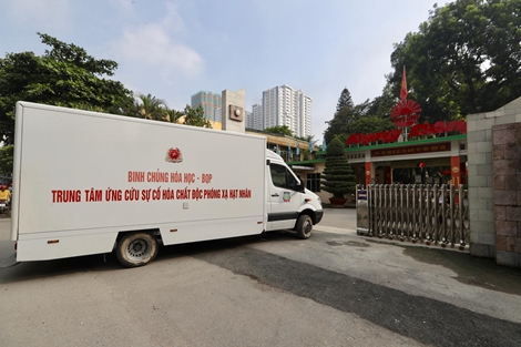 Bộ đội hóa học bắt đầu tẩy độc kho Rạng Đông