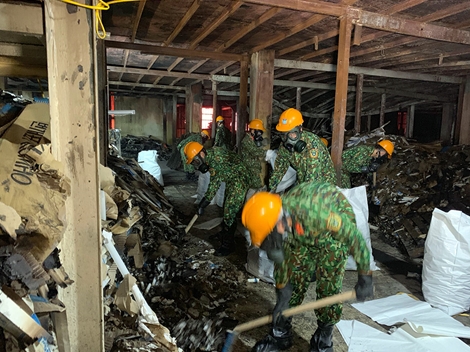 Cận cảnh bên trong khu vực nhà kho Rạng Đông đang tẩy độc