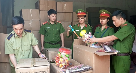 Thu giữ 50 tấn bánh kẹo, đồ chơi Trung thu không chứng từ