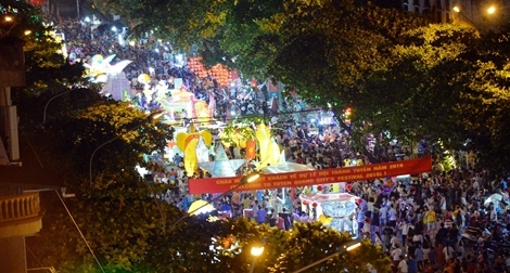 Về Tuyên Quang, ngắm lễ rước đèn Trung thu "siêu khổng lồ"