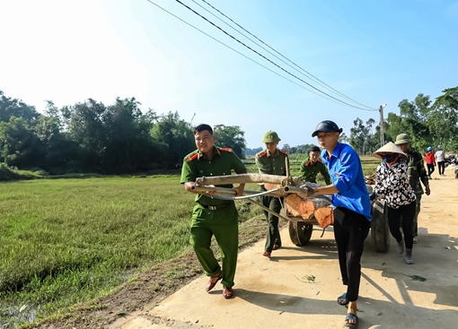 Tranh thủ ngày nghỉ, Công an Hương Sơn giúp dân làm nông thôn mới