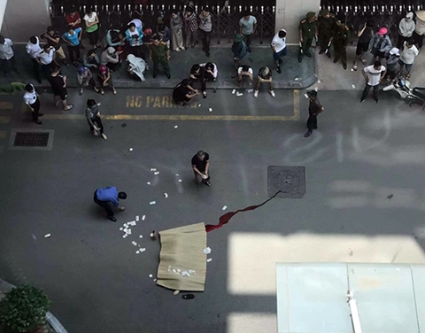 Người đàn ông nghi nhảy lầu tự tử tại Trung tâm thương mại