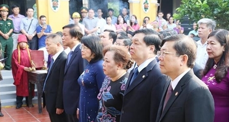 Dâng hương tưởng nhớ cụ Bùi Bằng Đoàn tại quê hương