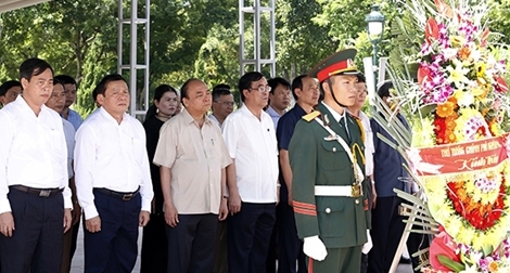 Thủ tướng Chính phủ dâng hương tưởng nhớ các Anh hùng Liệt sĩ tại Thành cổ Quảng Trị