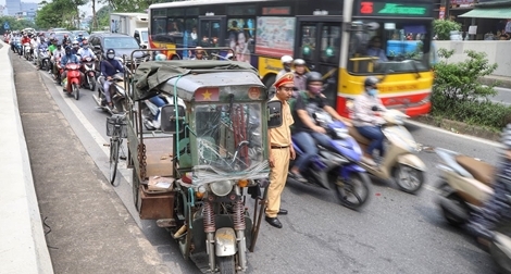 Va chạm giao thông dưới hầm Kim Liên đường Xã Đàn ùn tắc nghiêm trọng