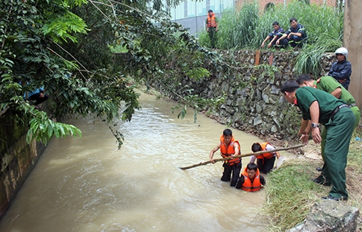 Vượt qua cầu ngập nước, một người đàn ông bị lũ cuốn trôi