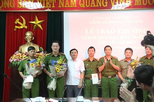 Trao thưởng các đơn vị phá vụ 3 người Trung Quốc gắn chíp trộm tiền từ ATM