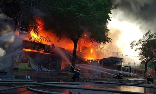 Lửa bùng phát dữ dội tại trung tâm điện máy