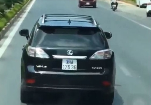 Tài xế xe Lexus nghênh ngang chặn đường xe cứu hỏa đang làm nhiệm vụ