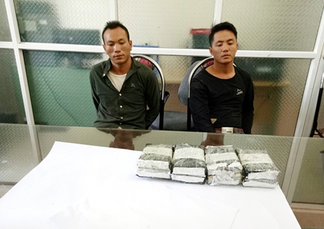 Bắt 2 đối tượng vận chuyển 8 bánh heroin ở Lào Cai