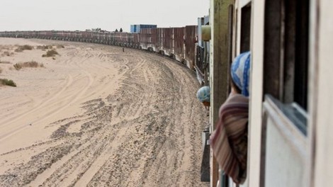 Xuyên sa mạc Sahara trên đoàn tàu hoả dài nhất thế giới