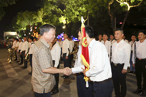 Chuyện những chiến sỹ Công an ôm kèn tấu nhạc phục vụ người dân ở Hồ Hoàn Kiếm