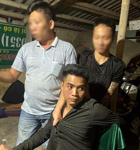 Dùng dao khống chế tài xế taxi, cướp tài sản