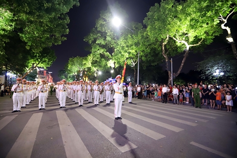 Màn diễu hành đặc sắc, tưng bừng đường phố Thủ đô 