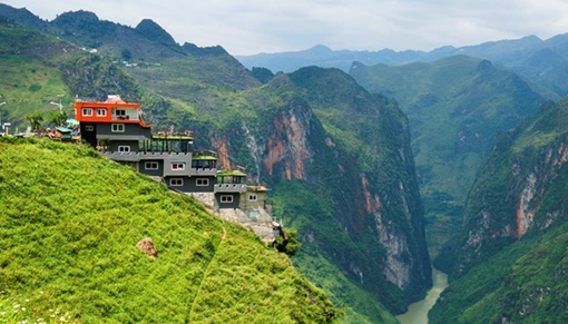 Từ một tòa nhà bê tông trên đỉnh Mã Pì Lèng
