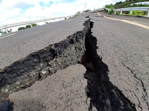 Xác định nguyên nhân đường 250 tỷ đồng vừa hoàn thành đã sụt lún