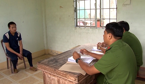 Tên cướp vào tiệm vàng giả làm chú rể bảnh bao đi mua nhẫn cưới