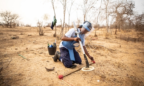 Những người phụ nữ chuyên đi gỡ mìn ở Angola