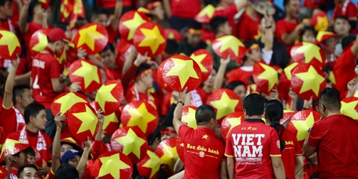 Khán đài sân Mỹ Đình rực đỏ, cuồng nhiệt cổ vũ đội tuyển Việt Nam
