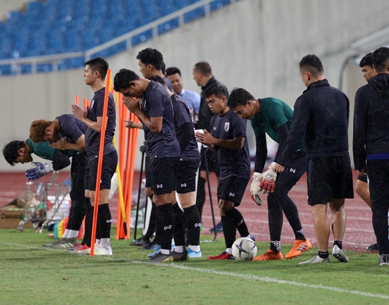 Tuyển Thái Lan đội mưa tập luyện chờ đối đầu với Việt Nam