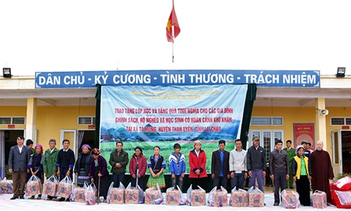 Trao yêu thương đến các gia đình nghèo và học sinh Lai Châu