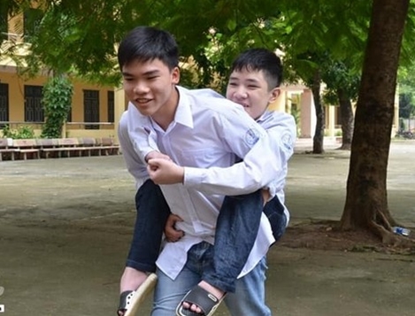 Cảm động cậu bé 4 năm tình nguyện cõng bạn đến trường