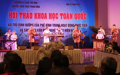 Người làm phê bình cần biết tận dụng công nghệ