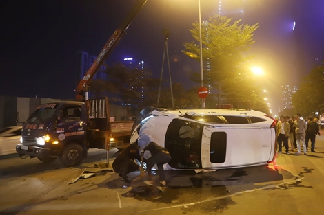 Ăn mừng chiến thắng SEA Games, xế hộp mất lái lật nhào trên phố