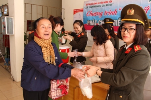 Câu lạc bộ "Hạnh phúc gia đình" với hoạt động chia sẻ yêu thương