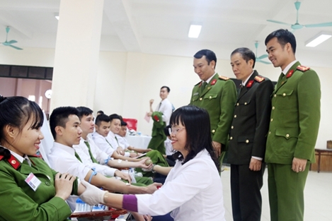 Bốn thập kỷ tận tâm chăm sóc sức khỏe nhân dân, đồng đội