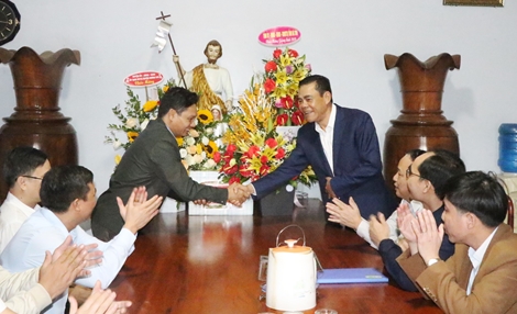 Giám đốc Công an Hà Tĩnh chúc mừng Lễ Giáng sinh ở Hương Khê