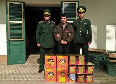 Vận chuyển 54 kg pháo qua biên giới về bán kiếm lời