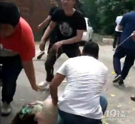 Kinh hãi hủ tục nhà trai sàm sỡ cô dâu mới để đuổi ma tà