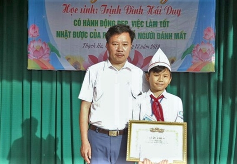 Tặng giấy khen cho học sinh nhặt được 18 triệu đồng trả lại người đánh rơi