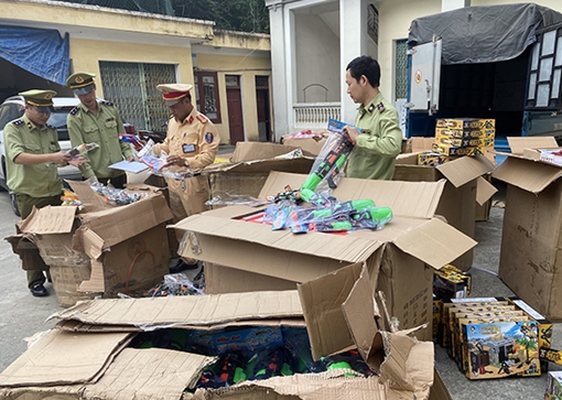 Ô tô vận chuyển số lượng lớn đồ chơi bạo lực nguy hiểm