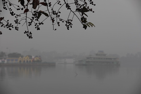 Mờ mịt sương mù, không khí Hà Nội "báo động đỏ"
