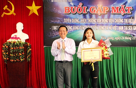 VĐV người Khmer Chương Thị Kiều được khen thưởng ở quê nhà