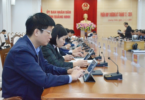 Quảng Ninh lần đầu tiên tổ chức họp "không giấy tờ"