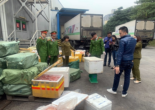 Ngăn chặn 2 xe container thực phẩm lậu "xâm nhập" Hà Nội