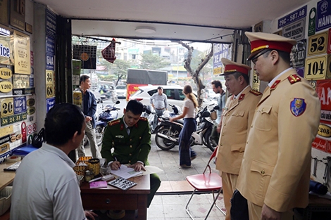 Kiểm tra cửa hàng trên phố Trần Nhật Duật, thu giữ hàng chục BKS giả