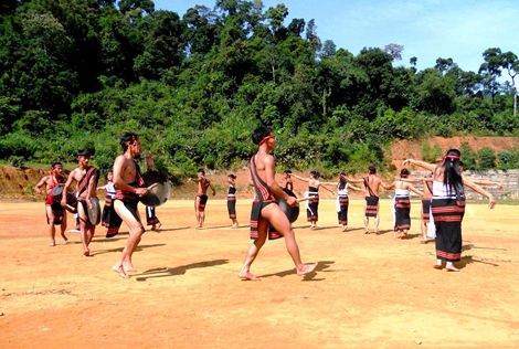 Người “truyền lửa” nghề dệt thổ cẩm