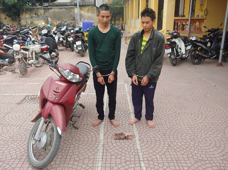 Hai anh em nghiện rủ nhau cướp xe ôm lấy tiền chơi ma túy 